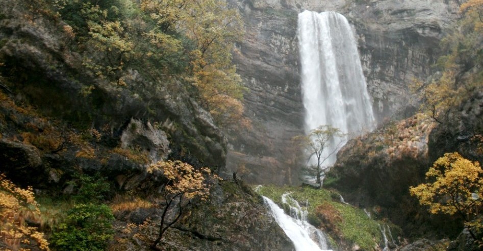 Nacimiento del Río Mundo, cascada natural