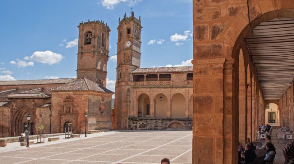Vista panorámica de Alcaraz, monumentos y naturaleza